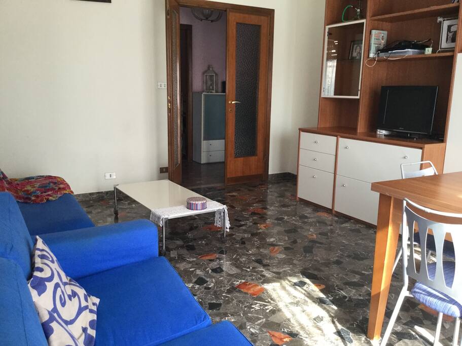 Amplio salotto per un breve relax