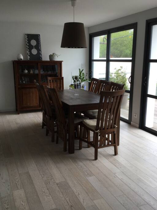 salle à manger proche de la cuisine et de la terasse