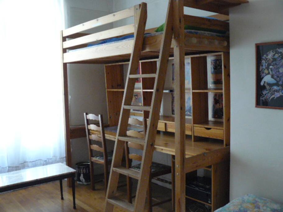 Lit en mezzanine pouvant accueillir un enfant