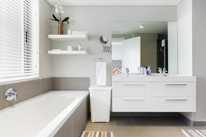 Wraparound Views from a Modern and Luxurious Apartment gallery image 4