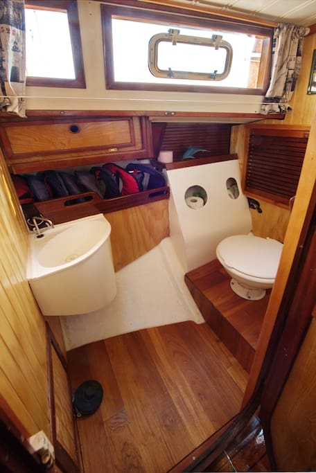 Toilette de mer et douche au port
