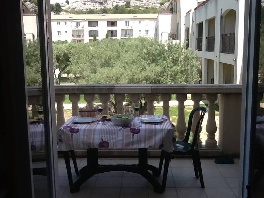 Balcon avec barbecue électrique