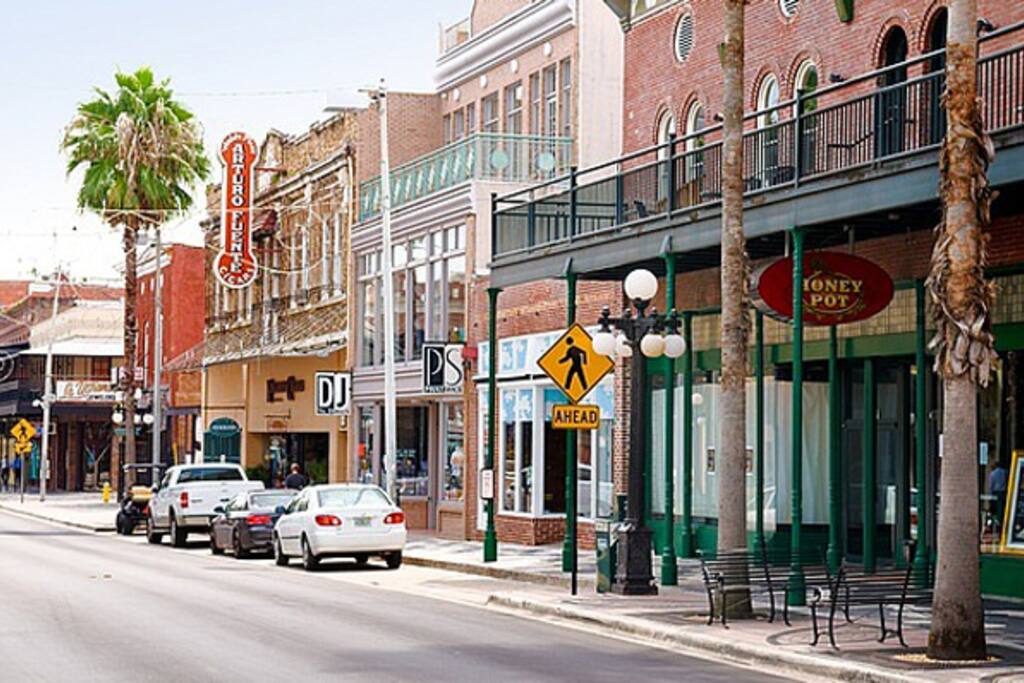 3 block away from Restaurants on la Septima!!