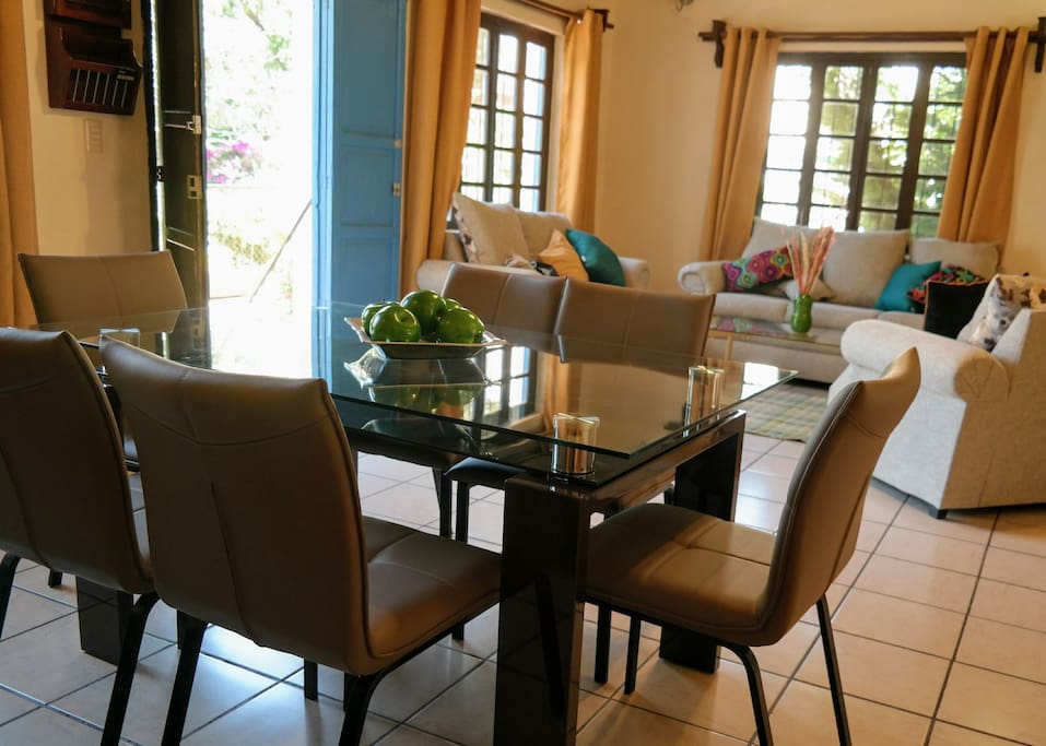 Sala y Comedor con televisión de pantalla plana.