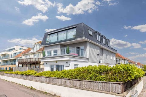 3Bed Garden Apt. Clifftop, sleeps 8 with Hot Tub