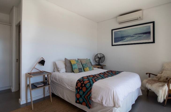 No Loadshedding house in Seapoint gallery image 5