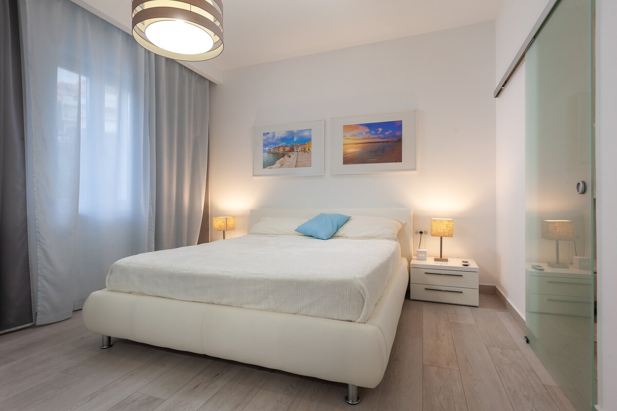 ¡Otro dormitorio lujoso con baño grande en suite!