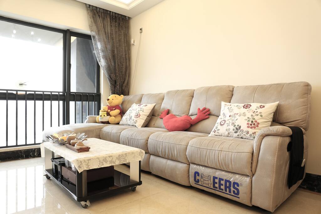 comfortable sofa,舒服的沙发,想躺下来看场电影,玩玩Xbox是个很不错的选择