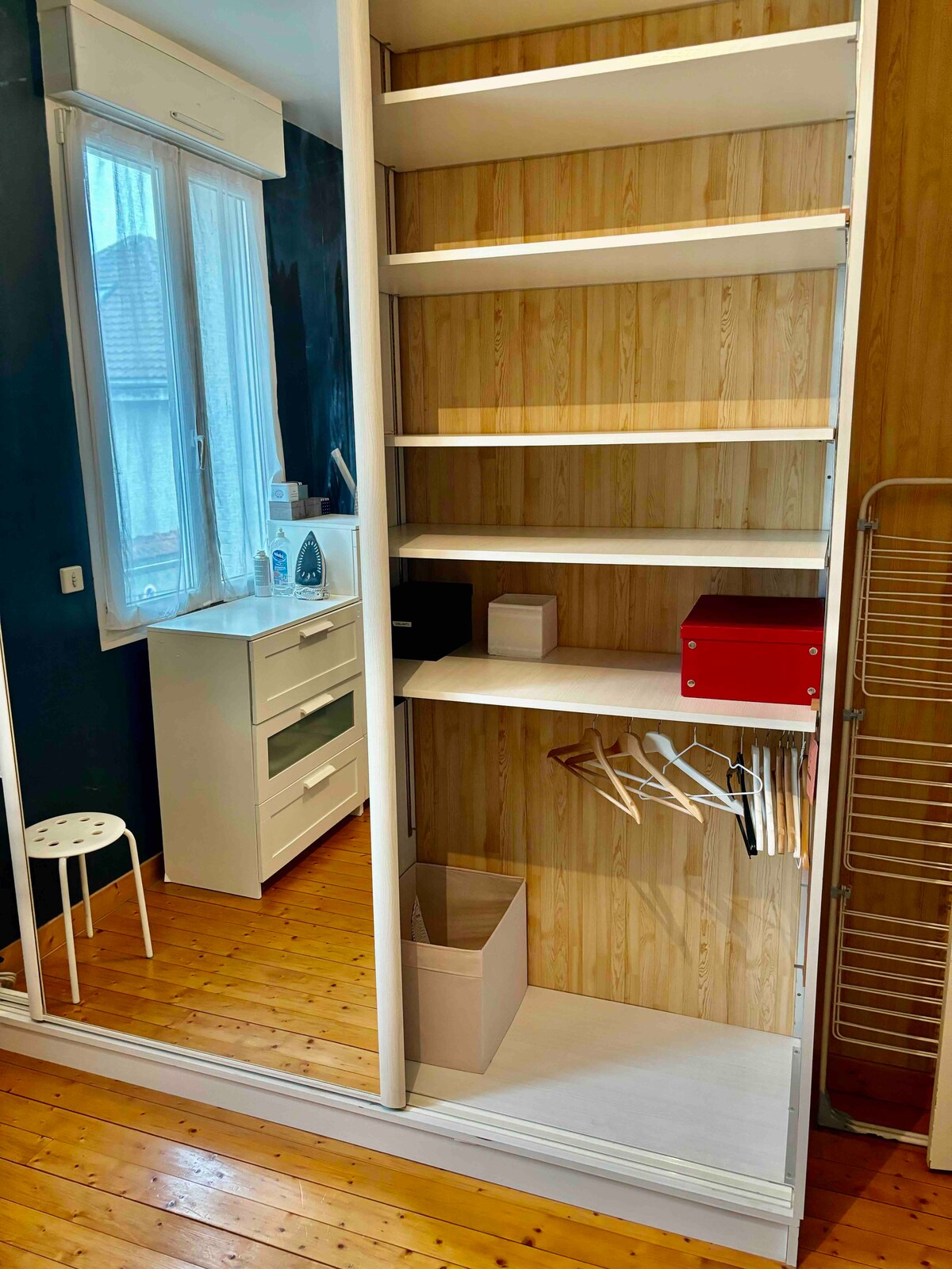 会议室里有衣柜。