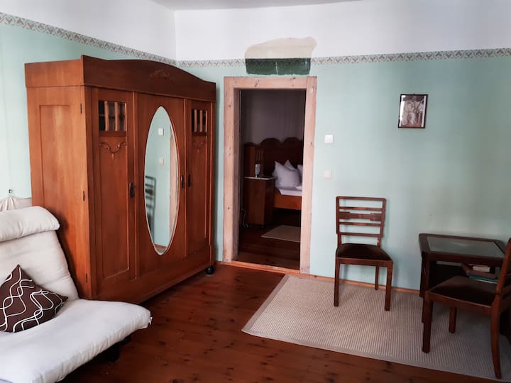 Wohnzimmer mit Blick ins Schlafzimmer