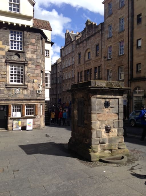 Local history near apartment(John Knox house)