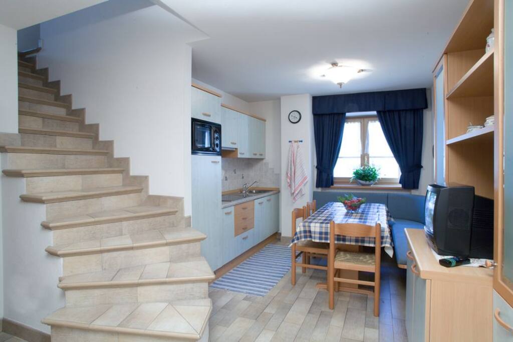 Cucina e accesso al secondo piano