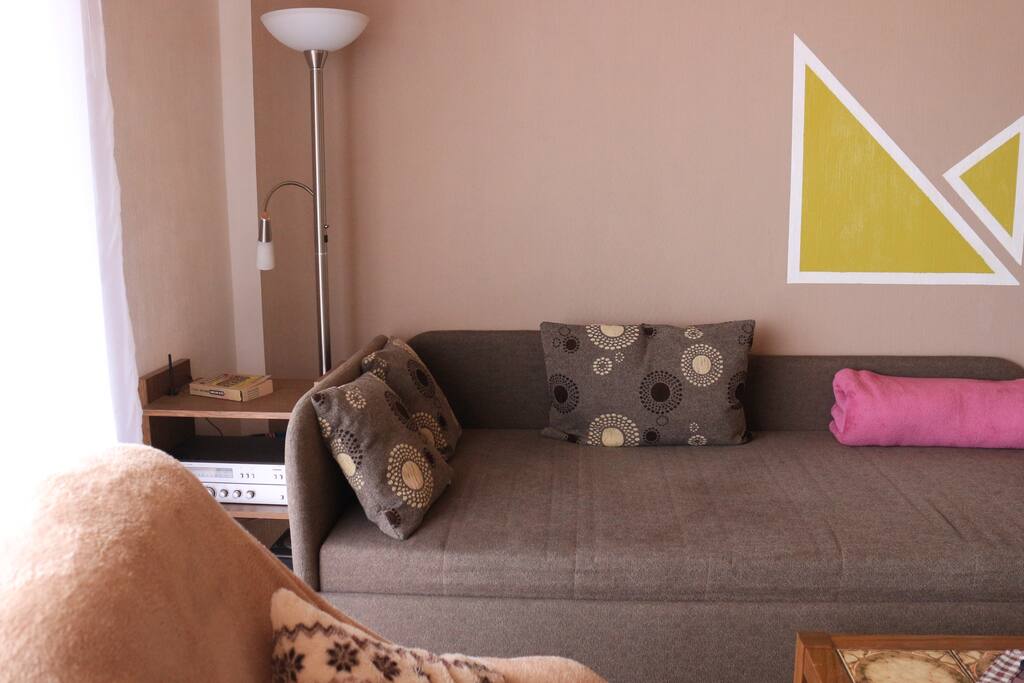 Neue Schlafcouch 1 x 2 m mit durchgehender sehr guter Matratze. Wohnzimmer.