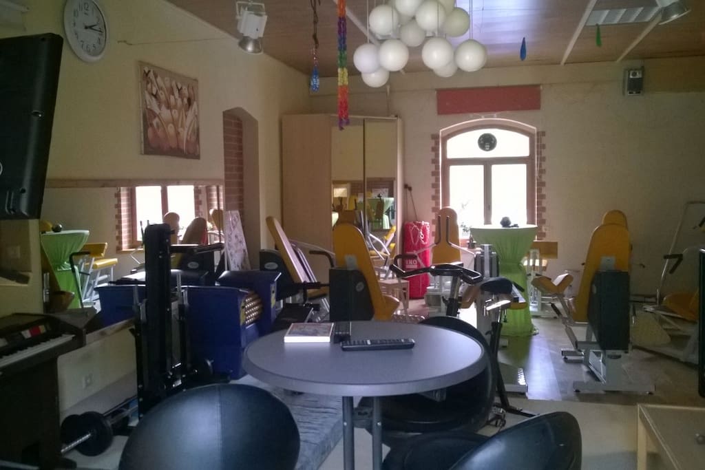 Blick ins (Fitness)Studio mit TV (Beamer add-on)