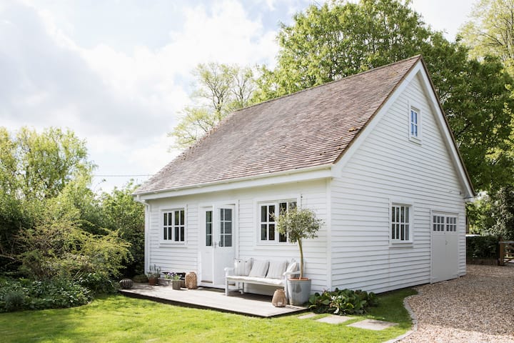 Stylish, airy Scandinavian-style summerhouse