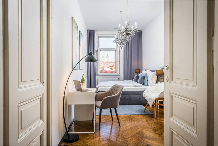 6BR 4,5bath Golden Old Town BBQ & Castle V!EWS gallery image 3