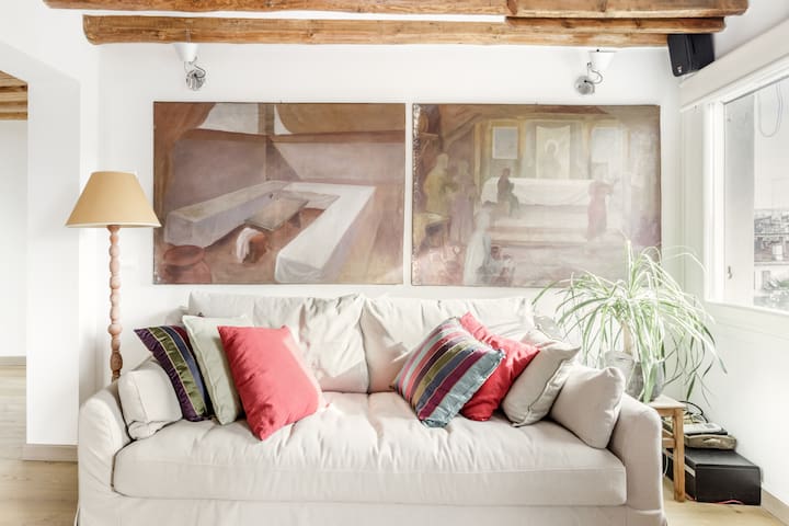 Romantic Apartment with Garden & Rooftop Views