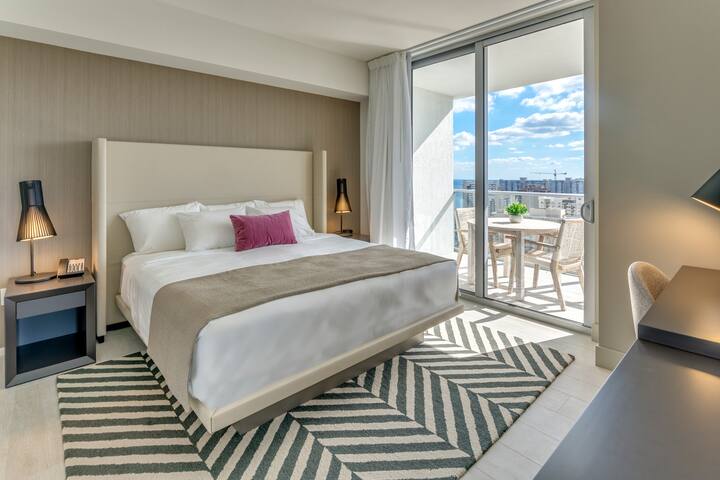 2019 SW CornerCondo@Hyde, GreatWaterView +19Floor gallery image 5