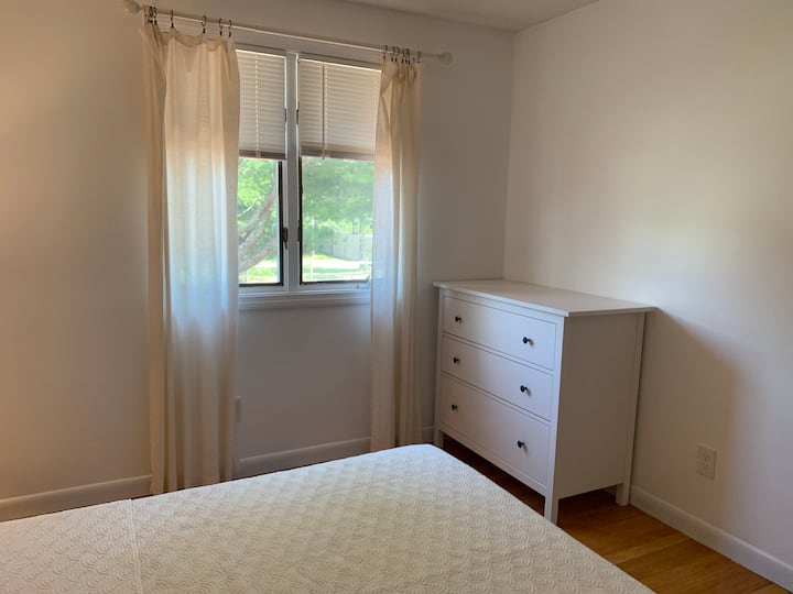 მეორე საძინებელი დედოფლის ზომის მატრასით, კარადათი და კომოდით