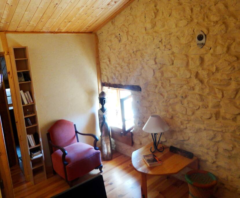 Salon et poste travail avec ordinateur