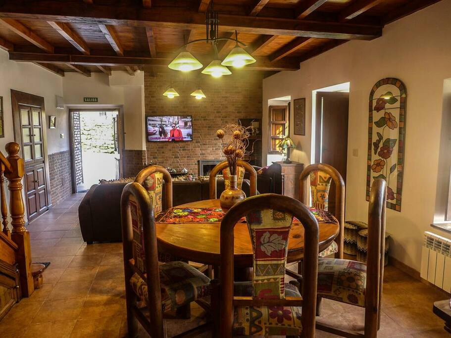 Salón con chimenea y TV