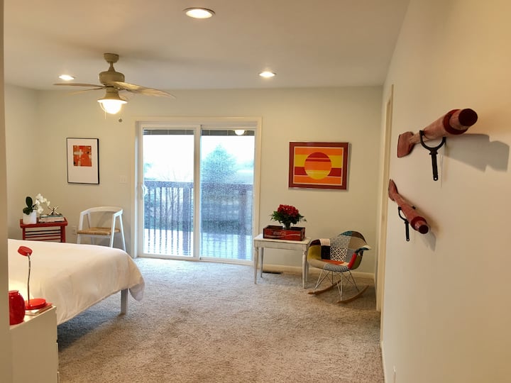 CHUMBA CHA KULALA CHA MSINGI: Chumba kikubwa cha kulala kilicho na bafu kamili la chumba cha kulala (beseni tofauti la kuogea na bafu la kuingia), kabati kubwa la kuingia. Roshani kubwa ya matembezi yenye viti na mandhari nzuri ya mashamba yaliyo karibu. 