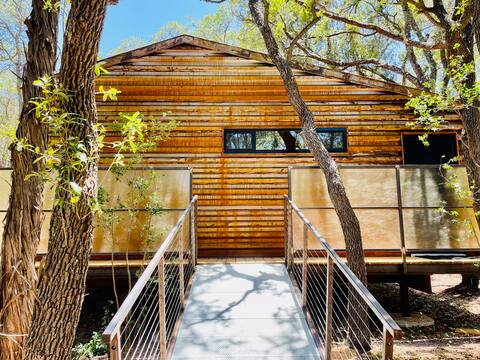 Luxe Modern Treehouse w Heated Pool & Firepit