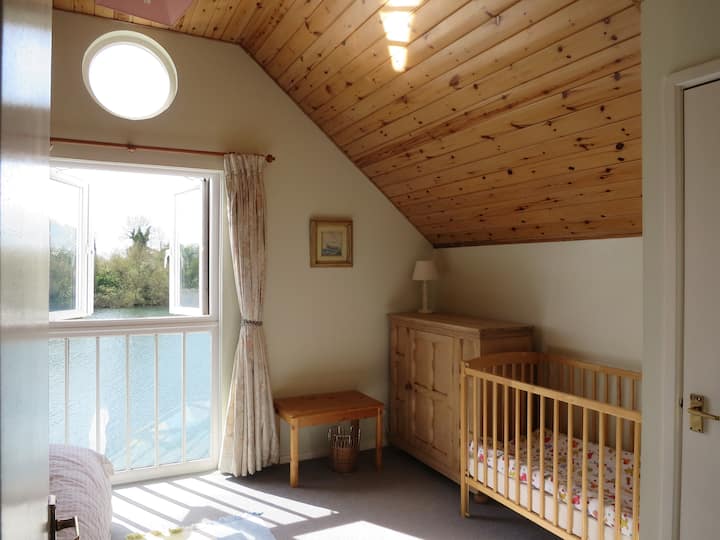 غرفة النوم الرئيسية - سرير أطفال