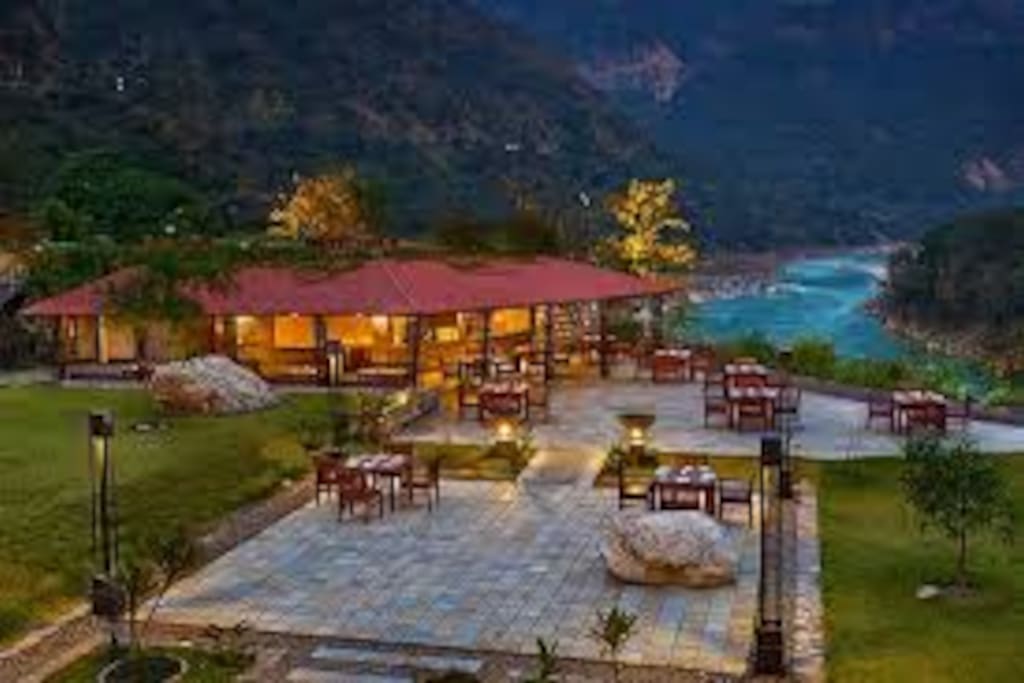 An open air dining restaurant overlooking the fast flowing Ganges River
