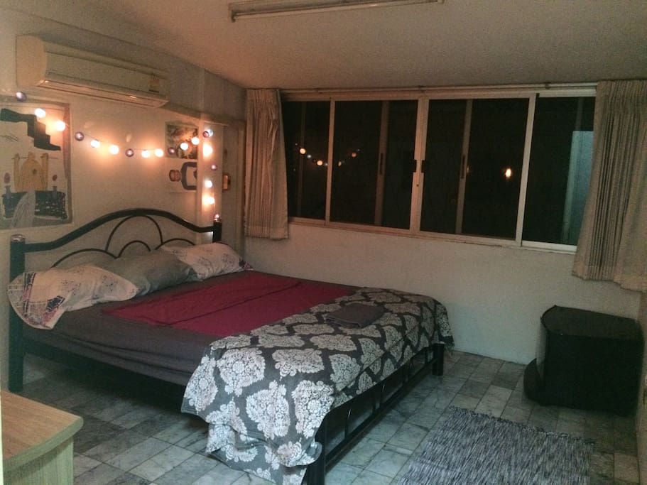 You’ll get a huge and confortable bed. You will have the afternoon light, so it doesn’t get too hot in the morning.