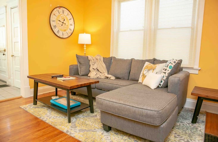 Cozy, cute and clean 2 bed minutes from downtown.