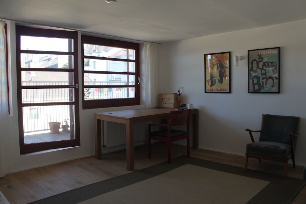 Schreibtisch und Tür zum Balkon