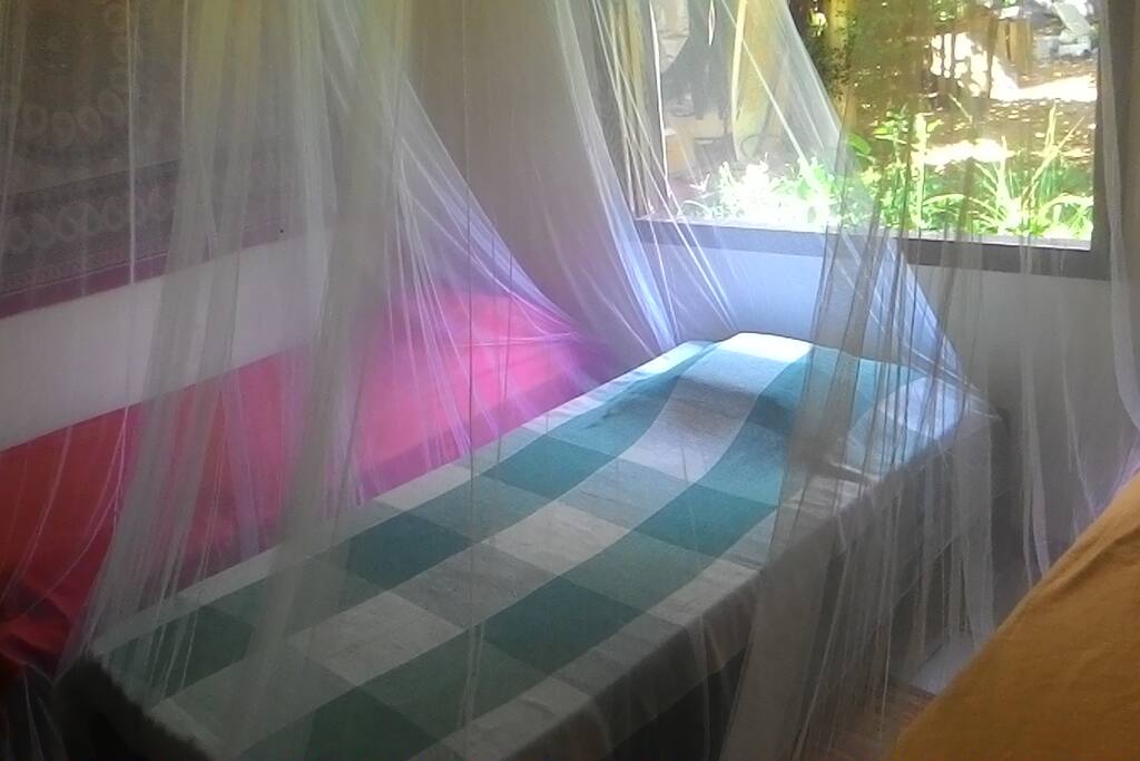Camas protegidas com mosquiteiros
