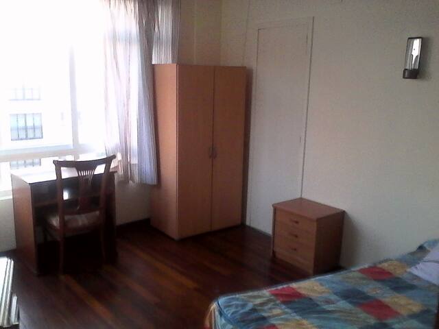 Habitación individual céntrica, cerca campus sur