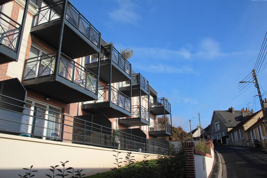 L'immeuble - L'appartement est au Rez de Chaussée et possède une terrasse de 20 m2