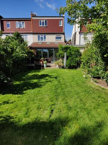 House in Wimbledon with driveway and garden gallery image 3