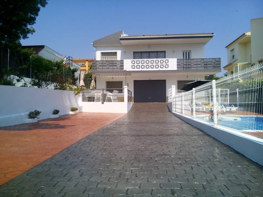 * 5 Habitaciones + Piscina privada y vallada + Parking privado para 5 coches