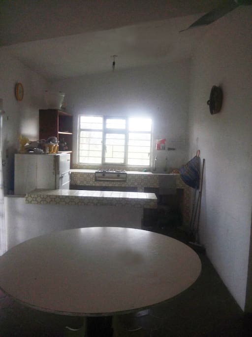 Cocina con barra.