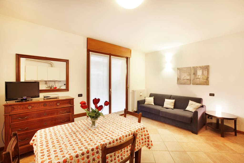 zona giorno monolocale con divano (letto matrimoniale)