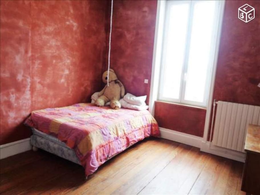 chambre 3 , spacieuse, grande armoire, bureau