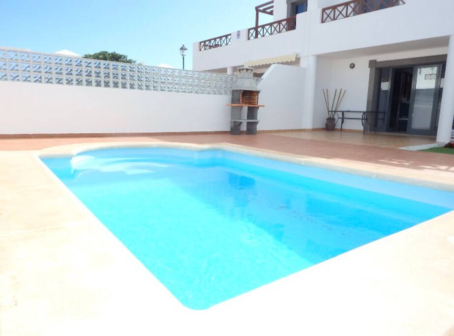 piscina privada con hamacas y bbq