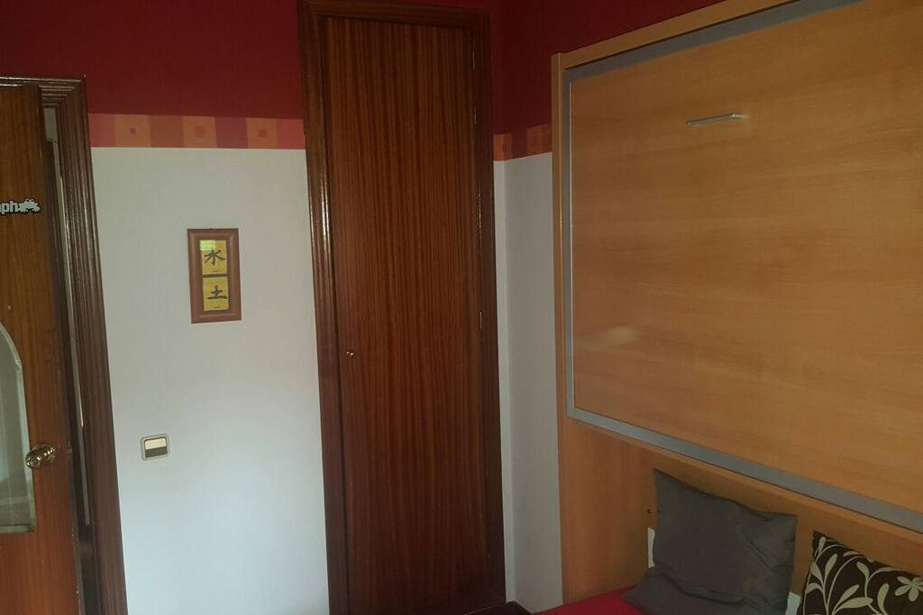 Armario donde dejar la ropa colgada y la maleta guardada