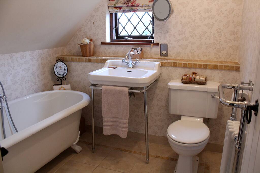 Full en-suite bathroom