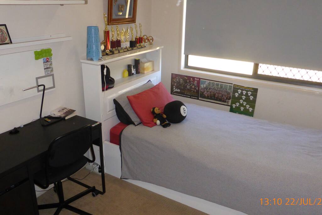 Bedroom 4 - good size bedroom with a King Single bed & wardrobes.