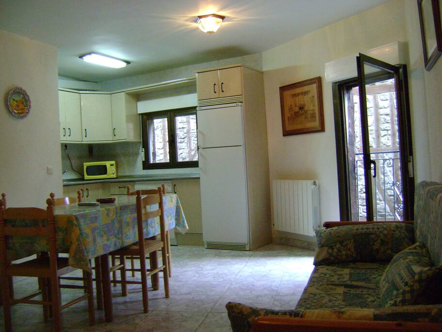 Cocina-comedor con sofá cama
