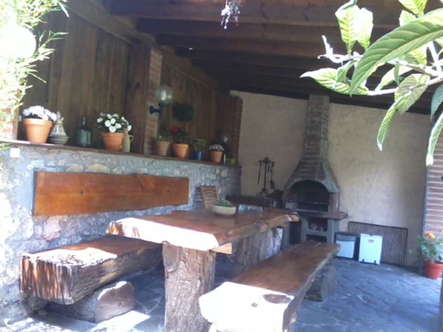 La barbacoa, techada e iluminada, dispone tambien de coicinilla, a parte de la Barbacoa, para poder comer en grupo.