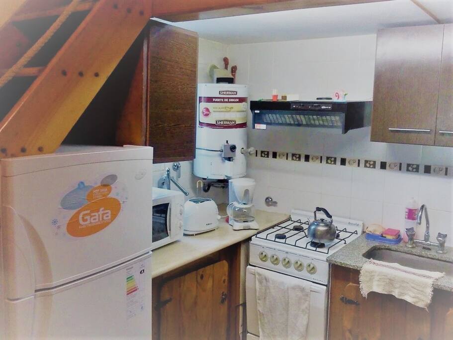 Cocina integrada, con heladera con freezer, microondas, termotanque, Gas natural