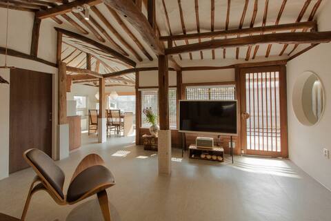 Hanok Stay 'time', the time when a quiet moment stays in your memory.
