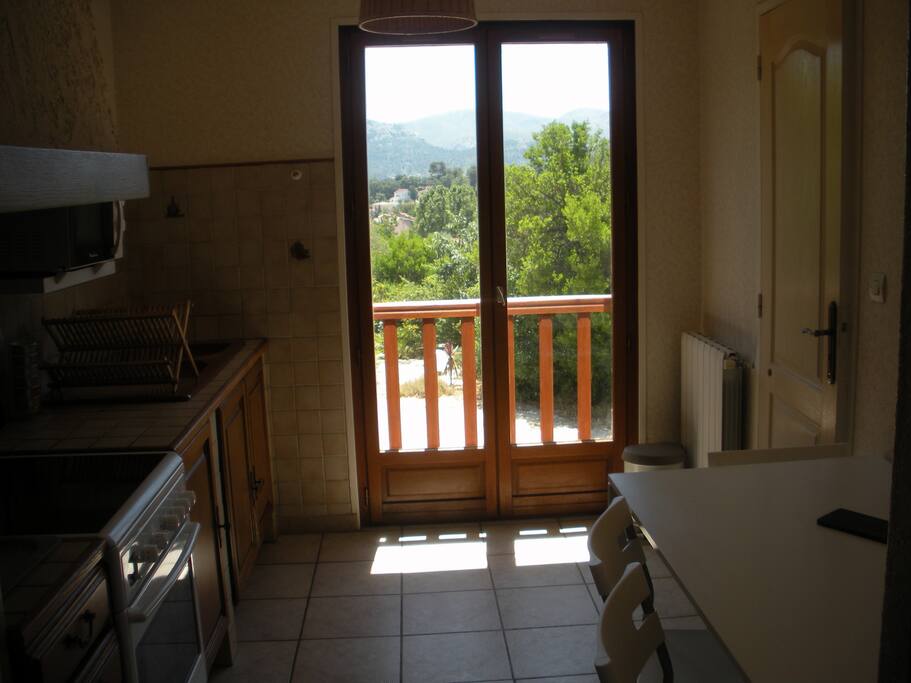 Cuisine ,four, micro onde, lave linge