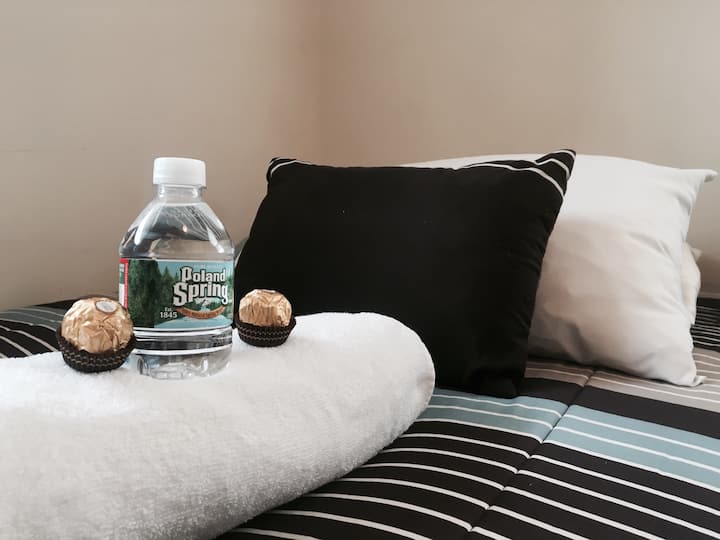 Always fresh sheets, towel some water and chocolates to make your stay here as sweet as possible ! 